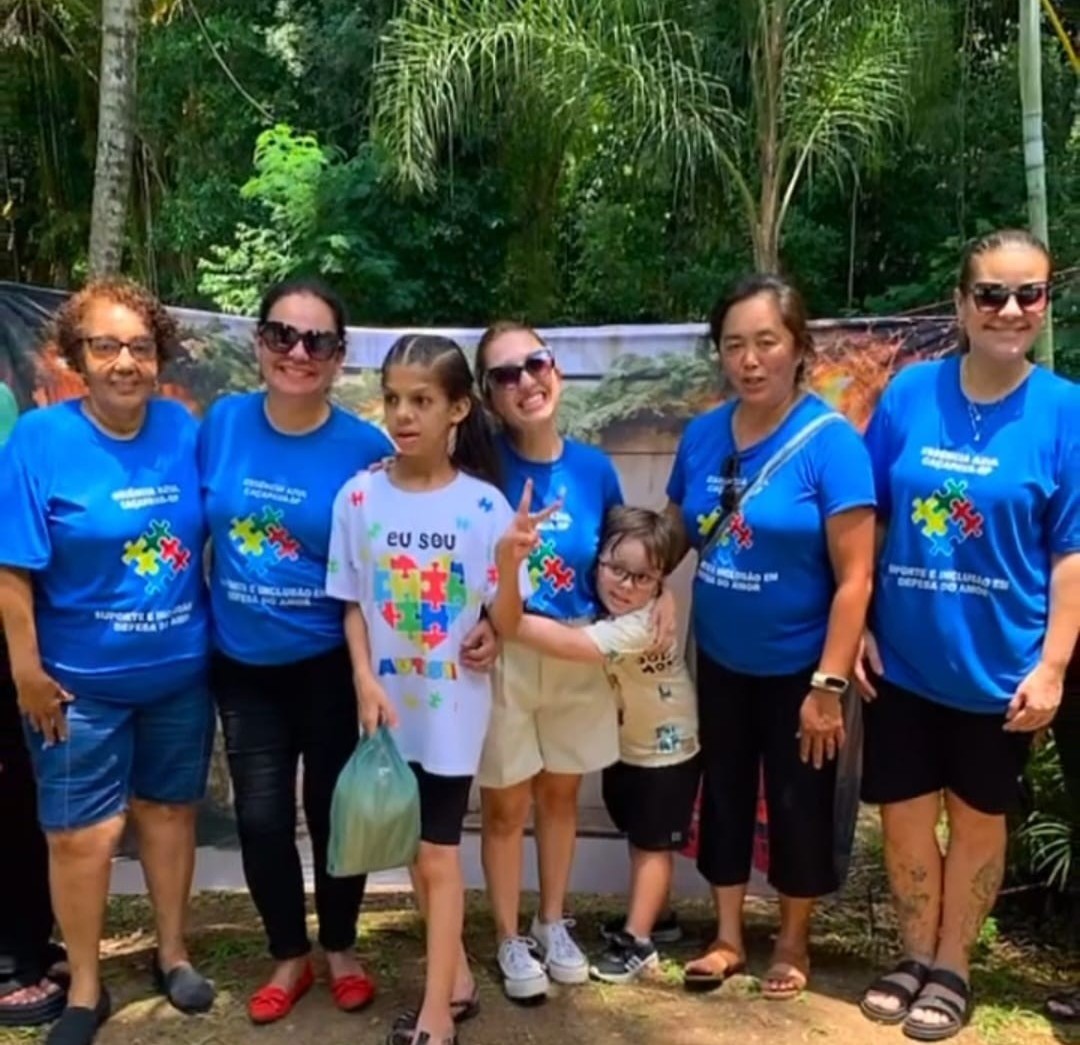 menino com quebra-cabeça em formato de coração