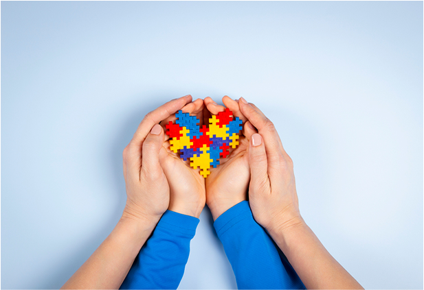 mãos com quebra-cabeça